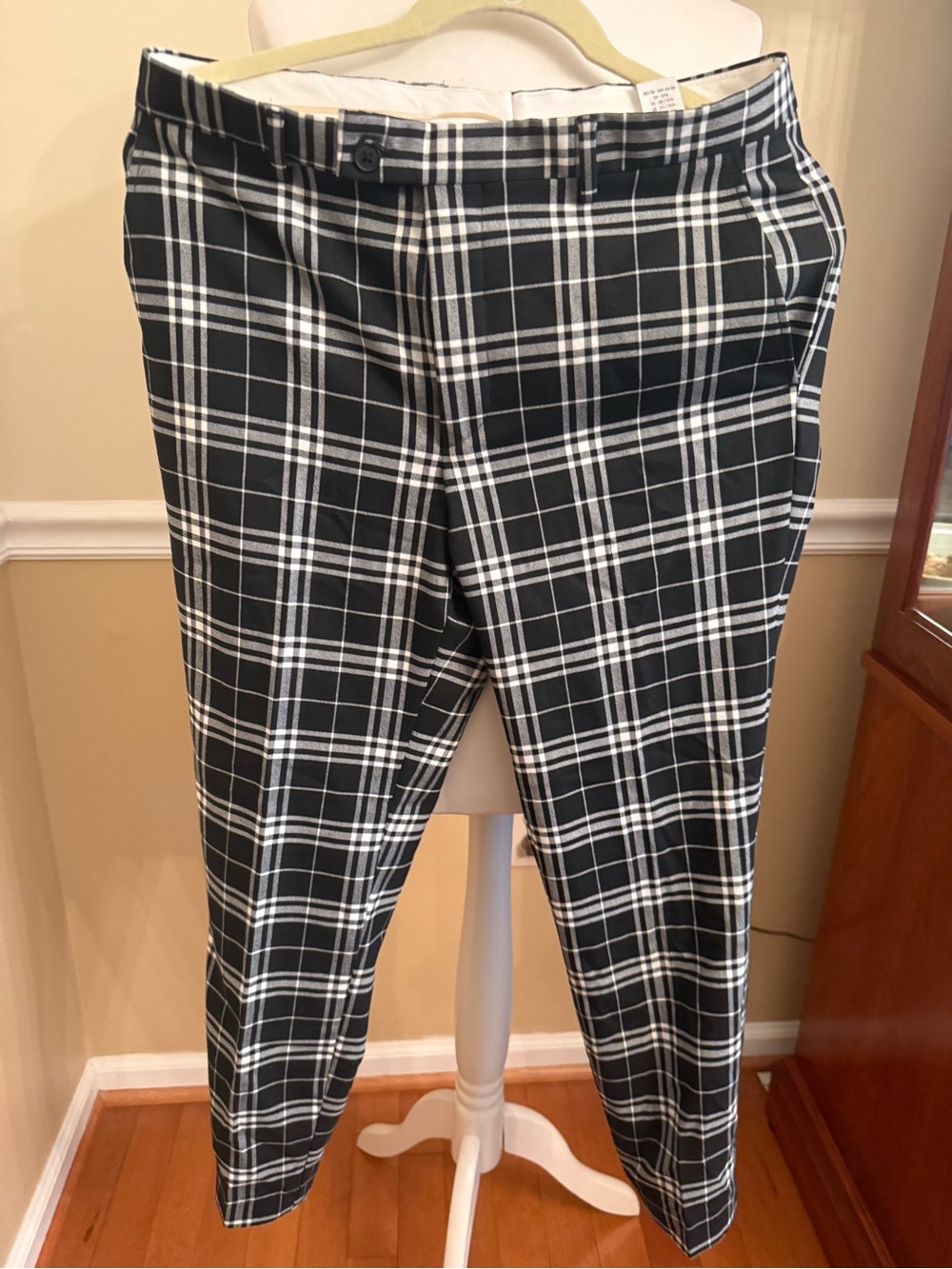 BoohooMAN Mens 30 R Plaid Trousers Black White Tartan
Slim Fit Dress Pants